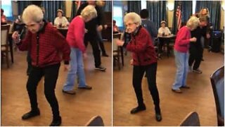 Denne kvinnen beviser at det ikke er noen aldersgrense på dansing!