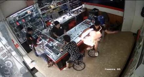 Batteri i smartphone exploderar i en mans hand i Vietnam