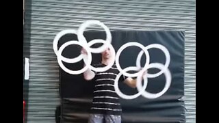 Artista realiza truques inacreditáveis com aros