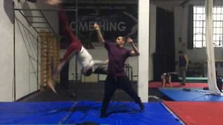 Casal de ginastas libera frustrações em acrobacia