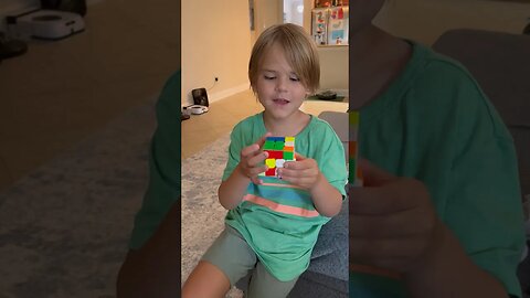 Can a 5 year old solve a Rubik’s Cube???? 🤯 #shorts #smartkids #rubikscube