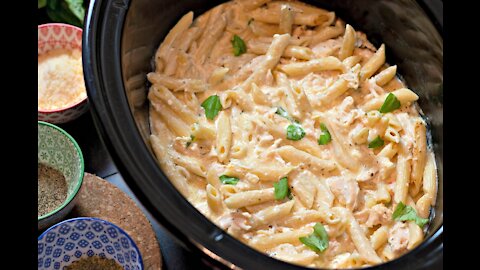 Slow Cooker Olive Garden Chicken Pasta {Fun and new recipe to try!}
