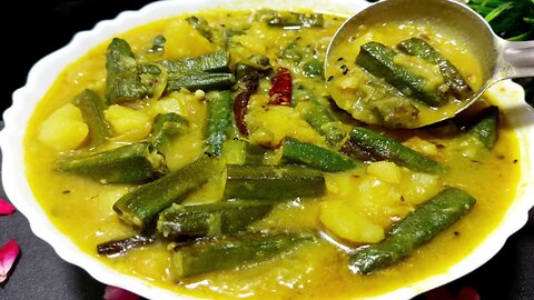 একদমই কম মশলায় ভেন্ডির হালকা-পাতলা গামাখা ঝোল || aloo bhindi recipe