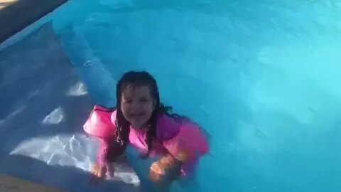 BRINCANDO NA PISCINA #piscina #criança #infantil #planetamemel #feliz