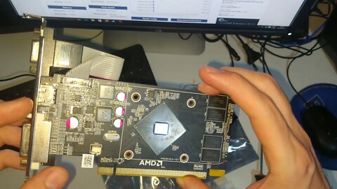 Abrindo a Placa de Vídeo AMD Radeon HD7450 2GB DDR3, verificando o chip gráfico e os das memórias.