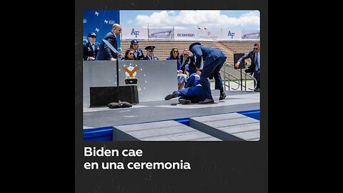 Biden cae en una ceremonia