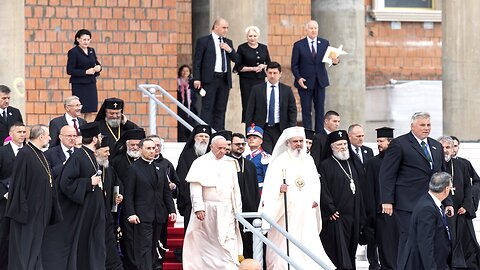El Papa reza en la espectacular nueva catedral ortodoxa de Bucarest