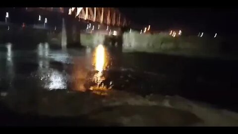 Cruce nocturno de familia migrante hondureña por el río Bravo en Piedras Negras Coahuila(Abril 2022)