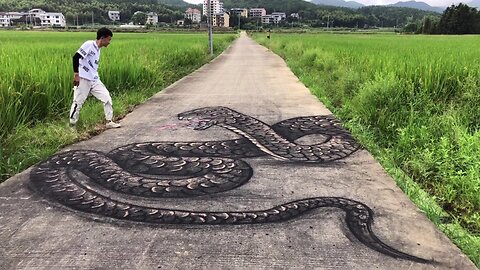 Vẽ con rắn khổng lồ trên đường làm mọi người hoảng sợ