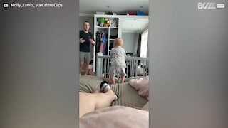 Bebé copia passos de dança do pai!