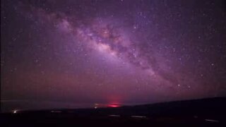 TIme-lapse av en stjerneklar natt filmet på 2800 meters høyde