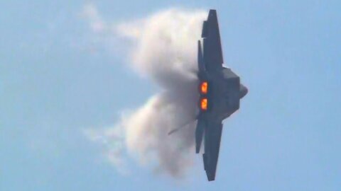 Extremely Powerful F-22 Raptor Fighter Jet in Action Shows Its Crazy Ability