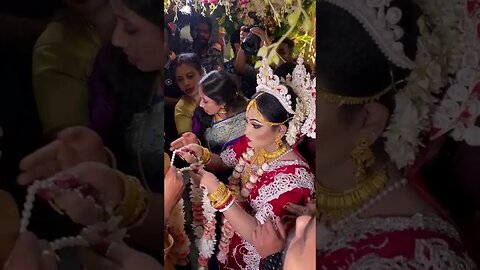 wonderful moment of traditional Hindu wedding garland exchange #wedding #garland #bride #groom
