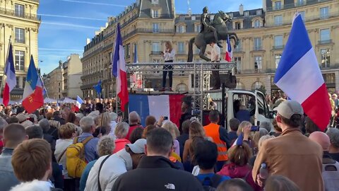 Rendez-vous de la Résistance, Place des Victoires à Paris le 22/10/2022 - Laurène prend la parole.