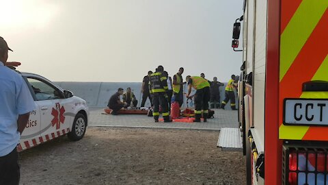 SOUTH AFRICA - Cape Town - Sea Point promenade rescue (Video) (m33)