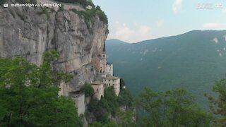 Igreja magnifica construída numa encosta de montanha