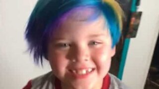 À 8 ans, sa maman lui teint les cheveux en arc-en-ciel