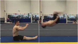 Incredibile: atleta esegue salto mortale all'indietro da seduto!