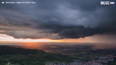 Un orage pendant le coucher de soleil crée un paysage époustouflant