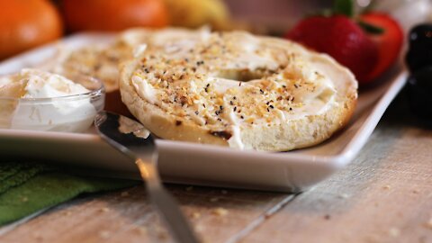 How to make an "everything bagel" seasoning at home