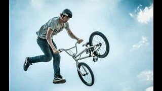 La spettacolare caduta di un atleta BMX