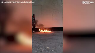 Ce skateur fait une figure sur une planche en feu