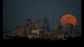 Time lapse of the Super Blue Blood Moon rising behind London