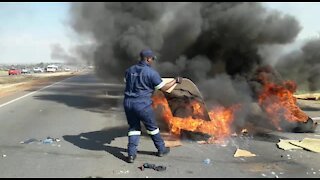 SOUTH AFRICA - Johannesburg - Eldorado Park protest turns violent (Videos) (5Gu)