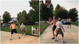 Nonno vince contro un giovane a basket