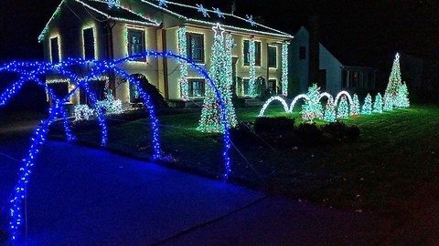 Jaw-dropping Christmas light show tributes 'Skrillex' mashup