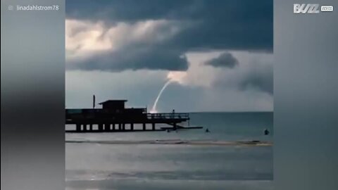 Tromba de água filmada em uma praia sueca