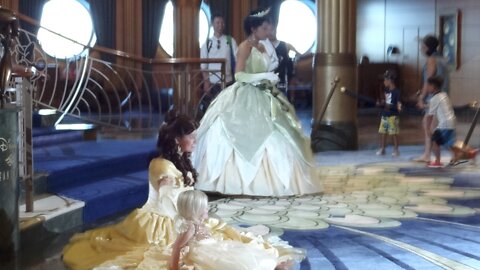 V14 After the Disney Princess Leaves, MIC Key™ Snaps Videos