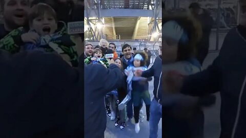 Bambini tifosi del Napoli che cantano la capolista se ne va