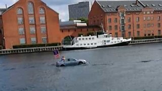 Man sees car floating in a Copenhagen river