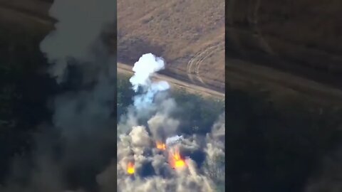 Ukrainian Army destroys a Russian D-30 122mm with Himars/M270