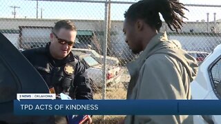 Tulsa police officer spreading kindness for holiday season