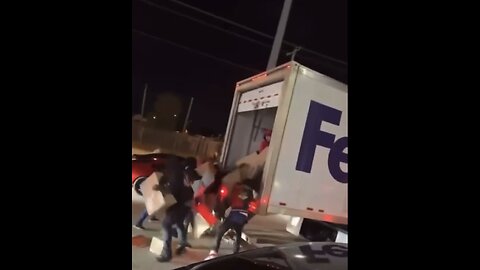 FEDEX TRUCK LOOTED🛞🚙🚚📦🚷🛻DURING LONG TRAFFIC ROAD BLOCK🚧🚗🚚📦💫