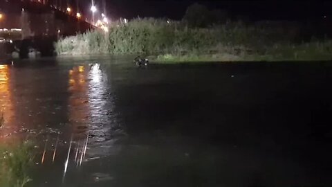 Cruce de noche de familia de migrantes por el río Bravo en Piedras Negras Coahuila (02/08/2022)