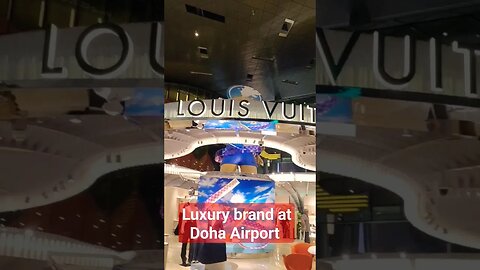 #louisvuitton at #doha #airport #festive #christmas #travel #spain #navidad #luxury