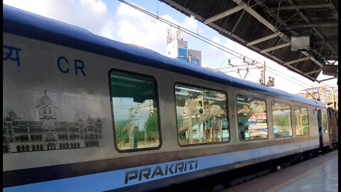12123 | Mumbai-Pune | Deccan Queen | Vista Dome Coach | At Thane Station