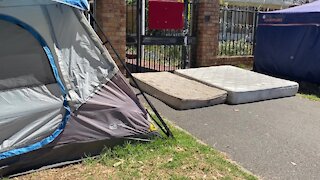 SOUTH AFRICA - Cape Town - Arcadia Place evicted persons camped on road(Video) (wrH)