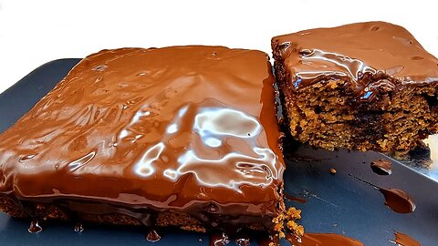 Take oats, yogurt and chocolate and make this amazing cake! No added sugar!
