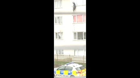 Guy abseils from 3rd floor to escape police