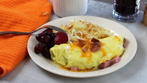 How to make a flavorful ham & cheese omelet