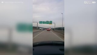 Alabama: uomo in costume si arrampica sul cartello stradale in autostrada