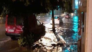 Tempestade inunda rua em poucos minutos!