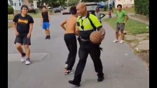 Ce policier new-yorkais se joint à un match de basketball