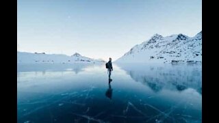 Homem racha gelo em lago congelado