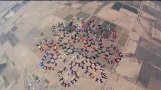 217 skydivers saltam em conjunto e quebram recorde mundial