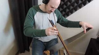 Música do videojogo "The Legend of Zelda" tocada com uma serra de madeira